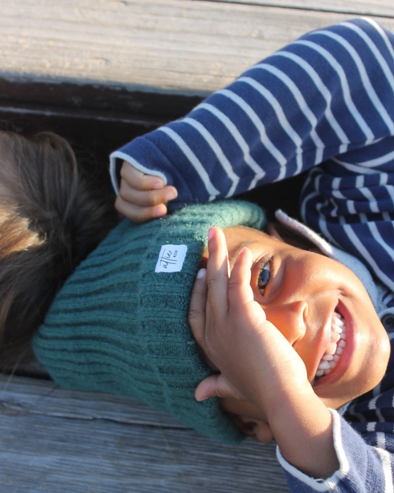 Un niño sonríe durante la sesión de Attic Kids