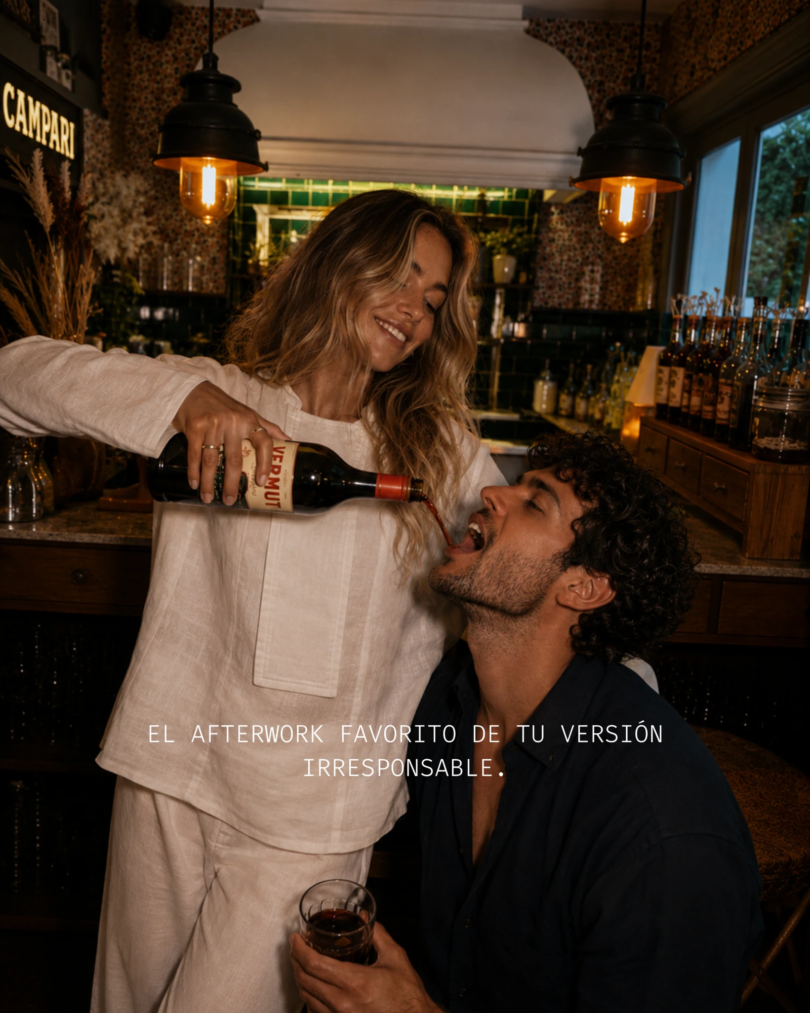 Dos personas comparten una gilda junto a una bolsa de la colección
