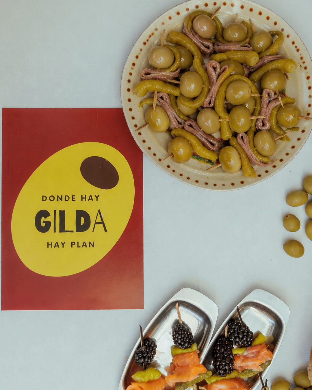 Bandeja de gildas junto a una pieza gráfica de BVR