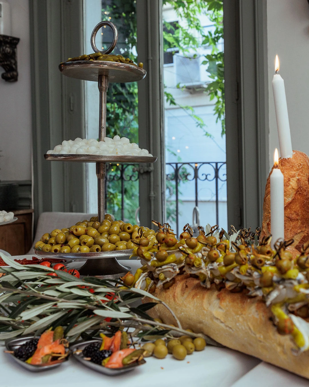Detalle de la mesa con el aperitivo de la activación