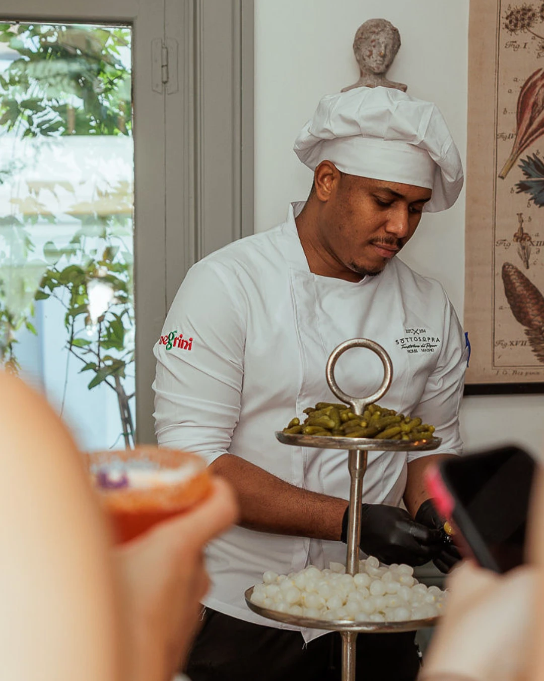 El chef durante la preparación del aperitivo
