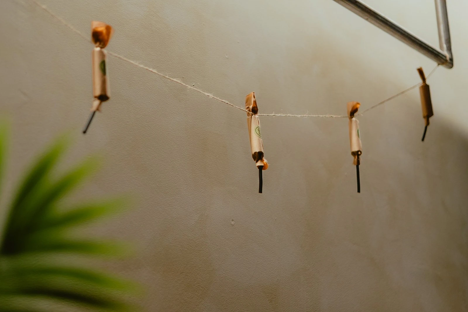 Pared expositiva con piezas de chocolate suspendidas