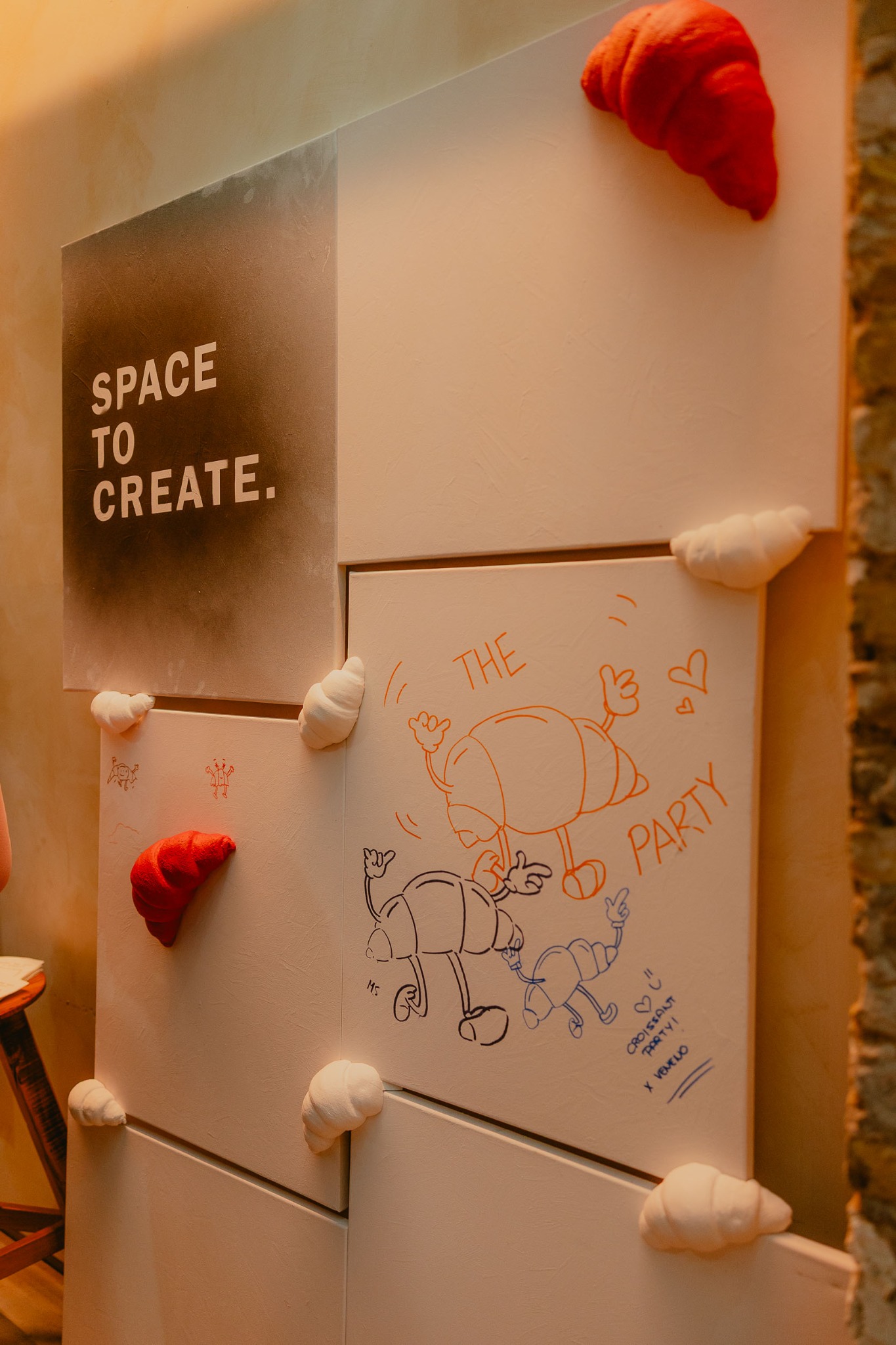 Paint wall con croissants rojos y blancos impresos en 3D