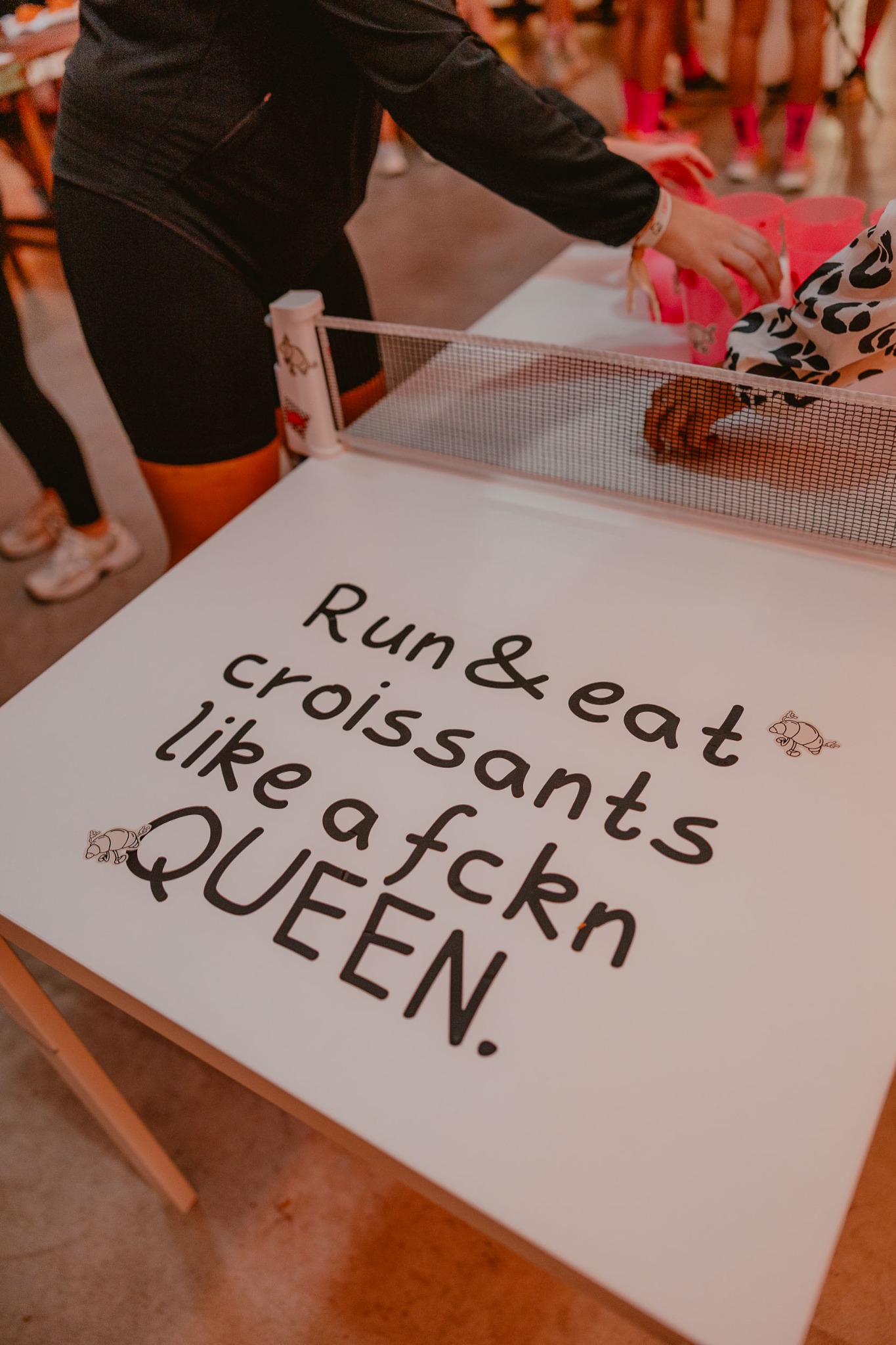 Mesa de ping-pong personalizada con el lema Run & eat croissants like a f*ckn QUEEN