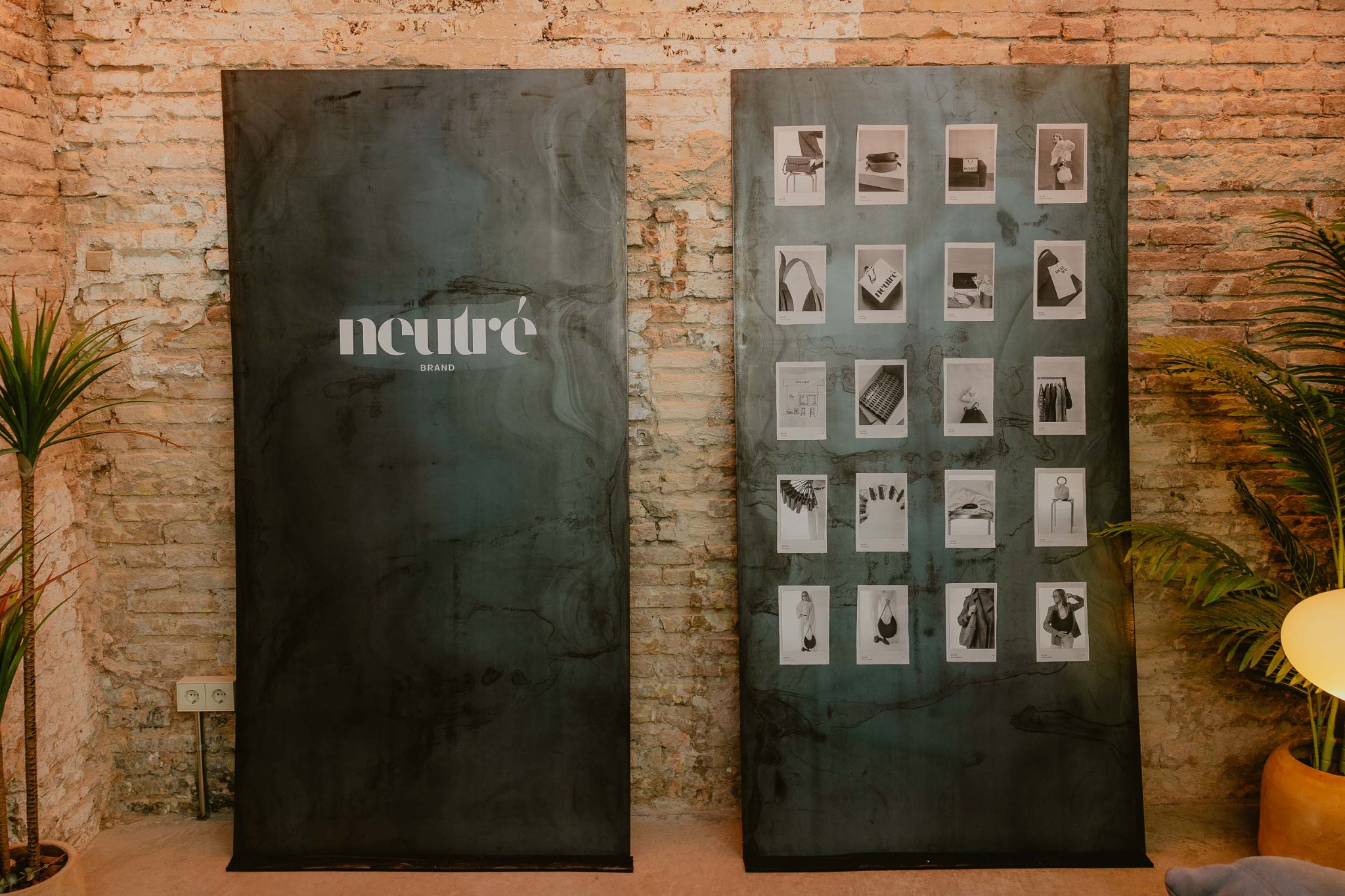 Paneles de Neutré con identidad de marca y fotografías en el pop-up