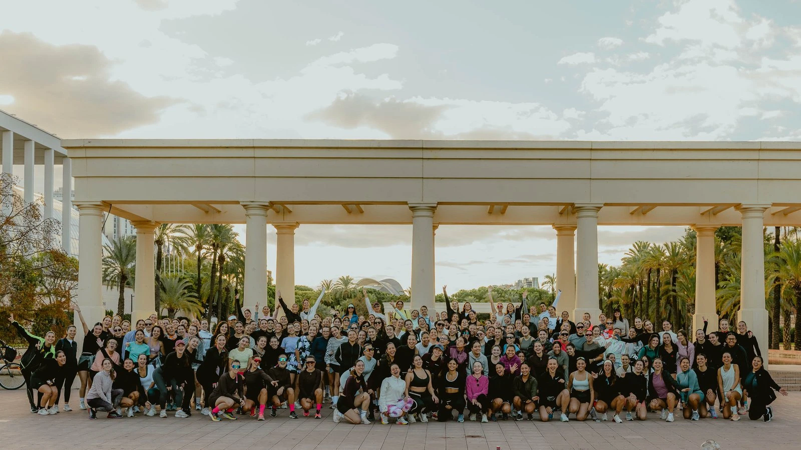 Grupo de participantes reunidas al aire libre antes de correr