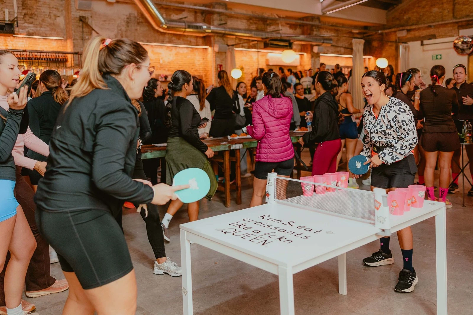 Escena de juego y encuentro alrededor del ping-pong