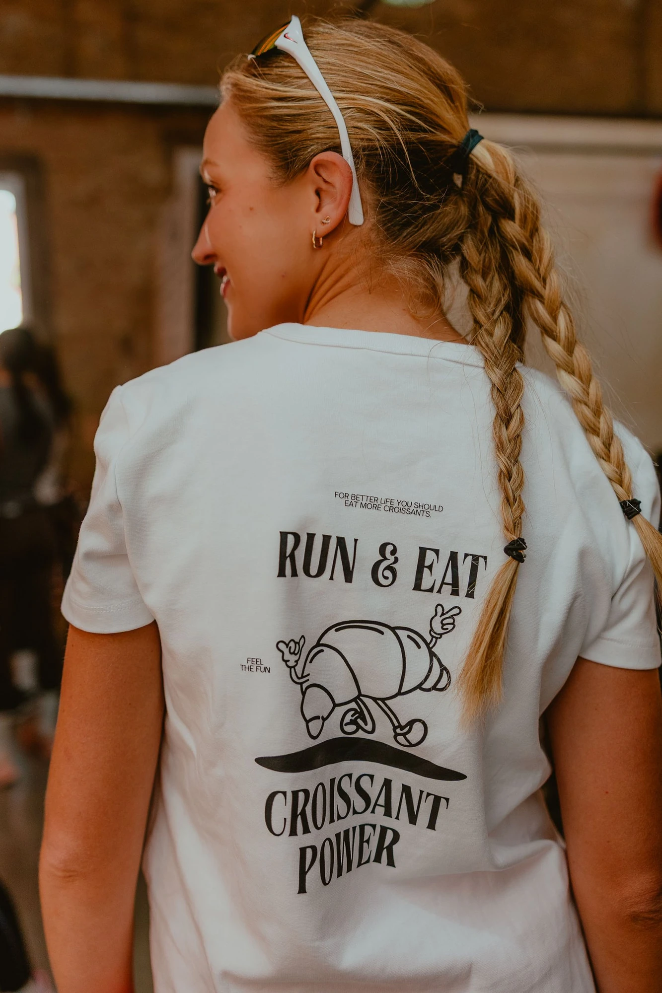 Camiseta con la gráfica Run & Eat y un croissant ilustrado