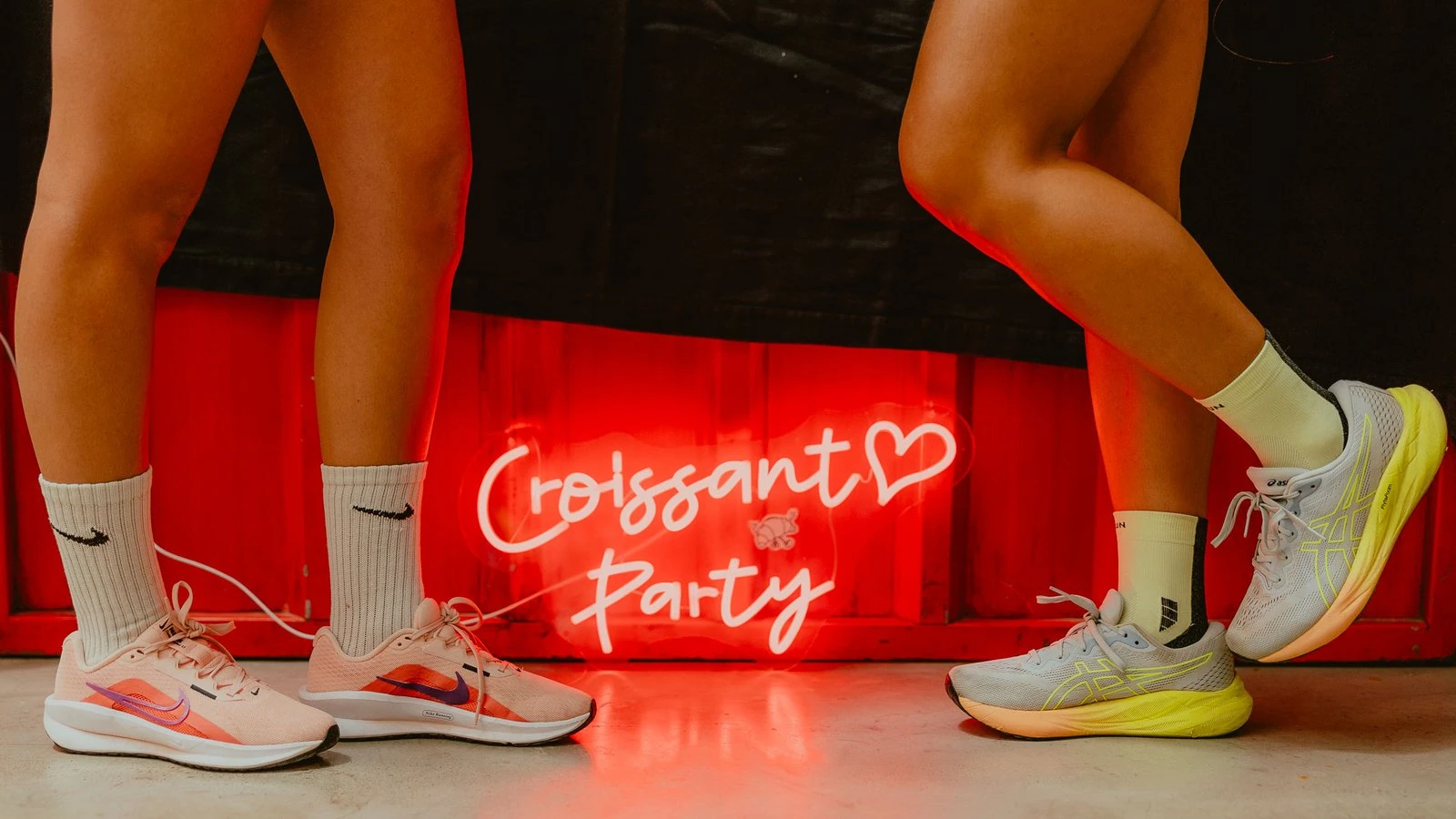 Zapatillas junto al neón Croissant Party