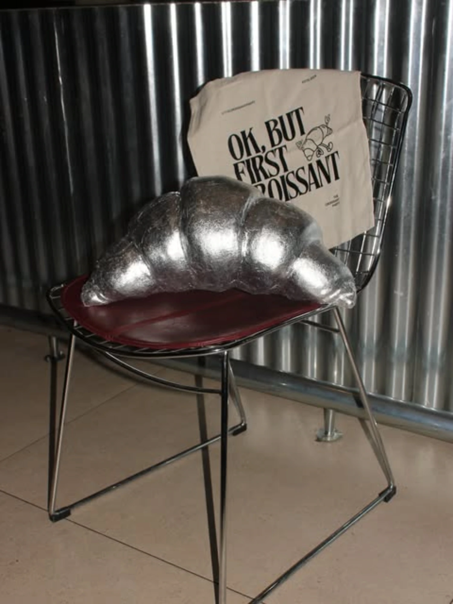 Silla con cojín croissant metálico y camiseta de la identidad