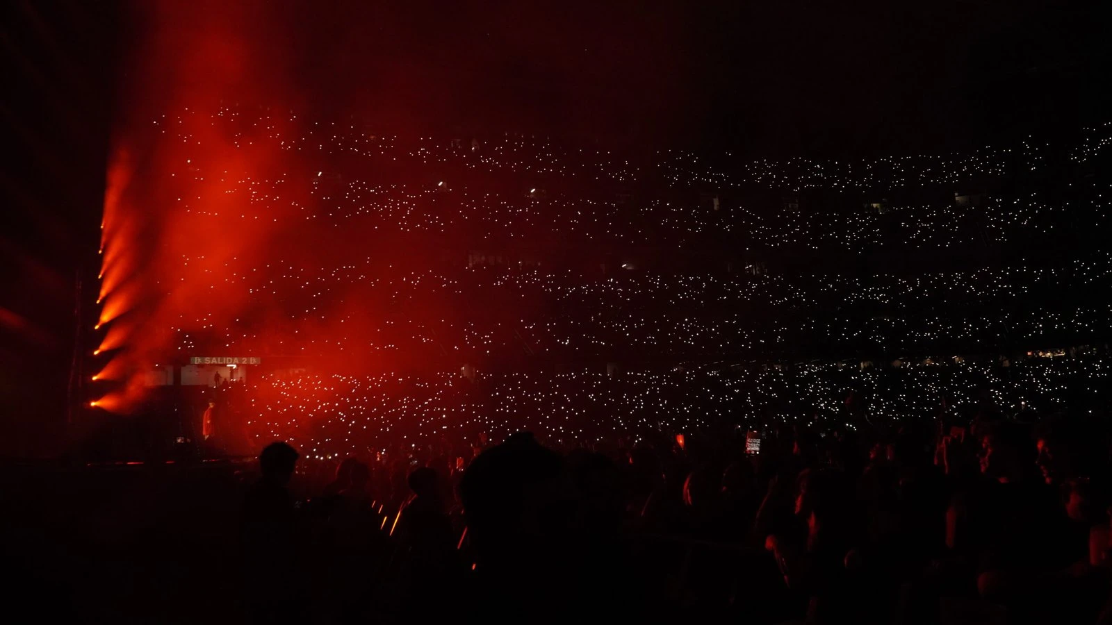 El público y el escenario durante el concierto de Duki en el Bernabéu