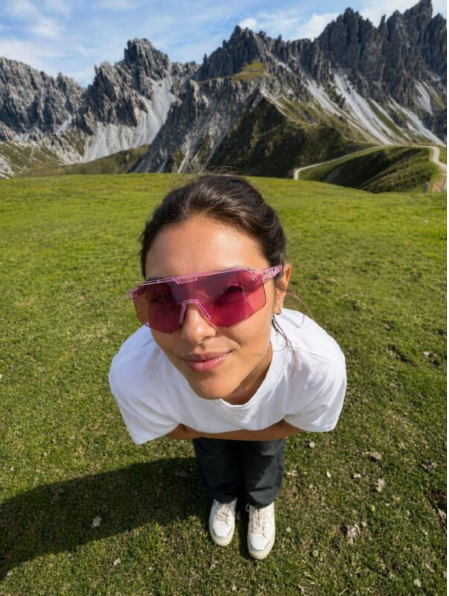 Gafas rosas Forty One en un paisaje de montaña