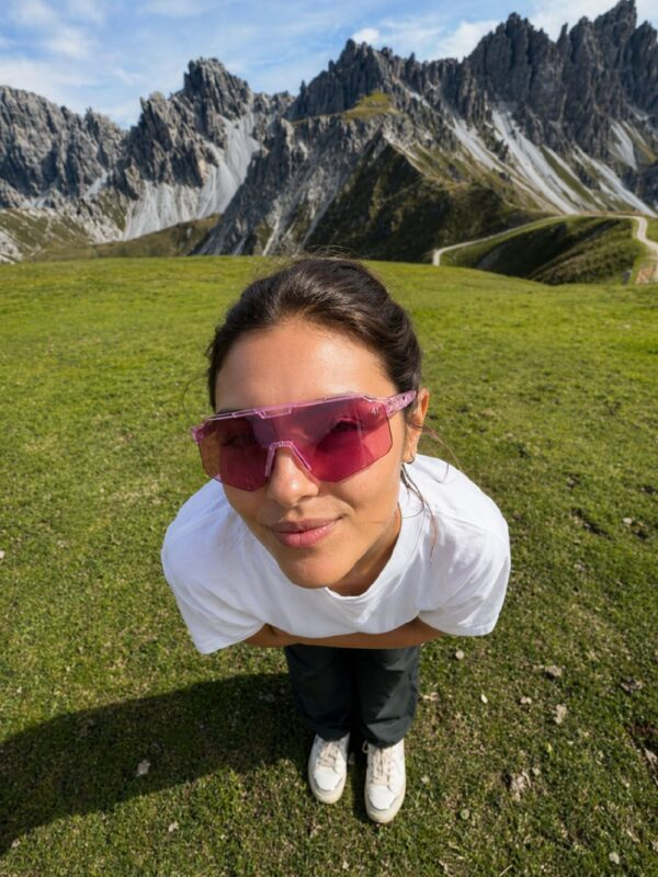 Retrato con gafas rosas de Forty One en un paisaje de montaña