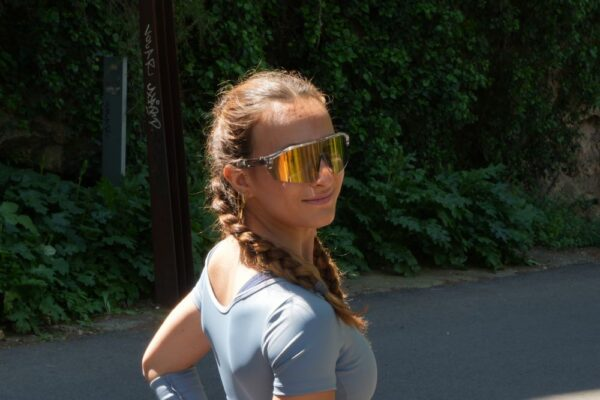 Una mujer mira hacia atrás con gafas de lentes doradas