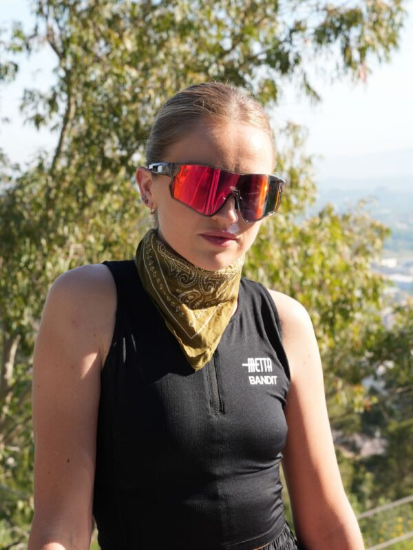 Una mujer lleva gafas con lentes rojas de Forty One al aire libre