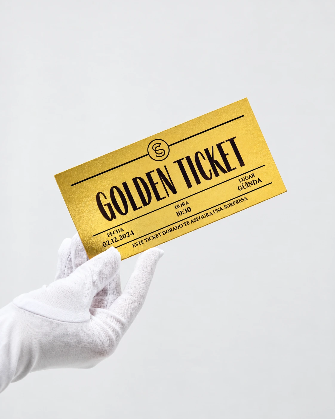 Un guante blanco presenta el Golden Ticket de Guïnda