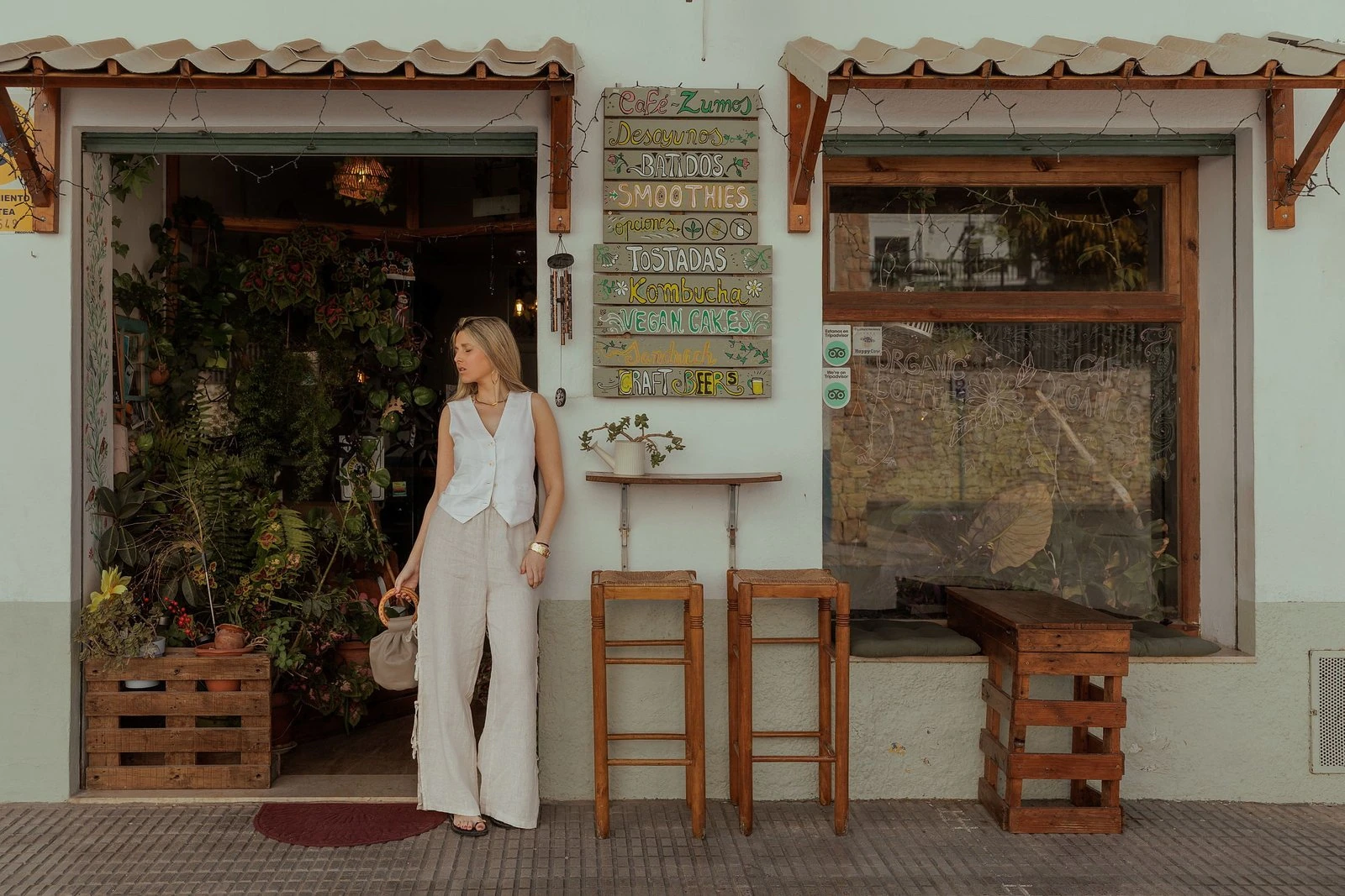 Escena de calle junto al escaparate de bolsos