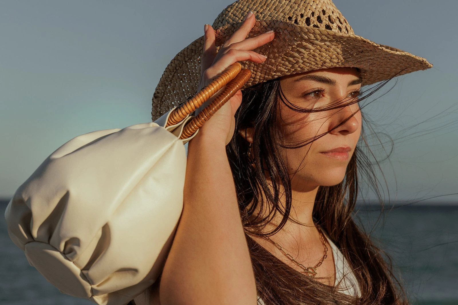 Mujer con sombrero y bolso blanco de Neutré