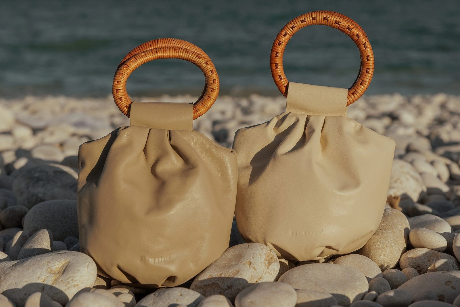 Bolsos de asas redondeadas sobre piedras